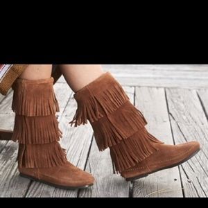 Minnetonka fringe boots size 6